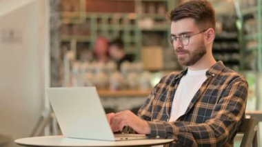 Laptoplu Genç Adam Kafede Bilek Ağrısı Var 