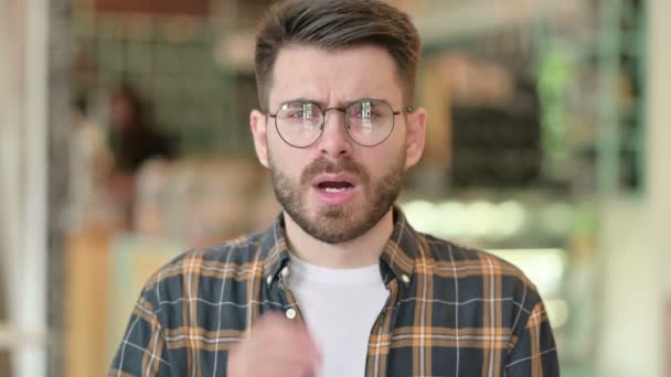 Portret van zieke jongeman met tandpijn — Stockvideo