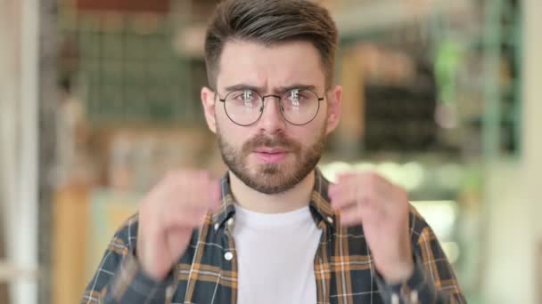 Portret van een vermoeide jongeman met hoofdpijn — Stockvideo