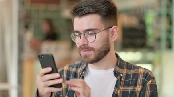 Retrato de Joven Alegre Hablando en Smartphone — Vídeos de Stock