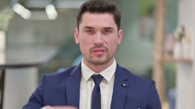 Hayal kırıklığına uğramış Genç İşadamı Başparmaklarını Yutuyor 