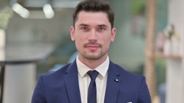 Başarı Kutlaması İçin Heyecanlı Genç İş Adamı