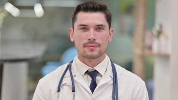 Positivo jovem masculino médico mostrando polegares para cima sinal — Vídeo de Stock