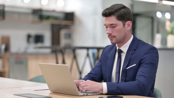オフィスのノートパソコンで働くビジネスマンによる親指アップ — ストック動画