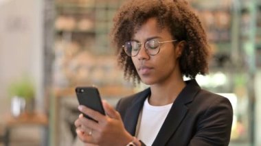 Afrikalı İş Kadını Akıllı Telefondaki Başarıyı Kutluyor 