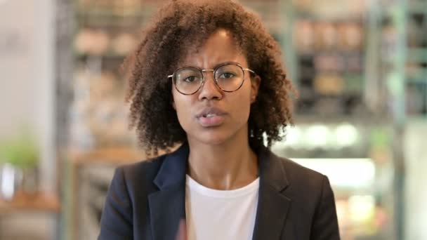 Arga unga afrikanska affärskvinna Argumentera — Stockvideo