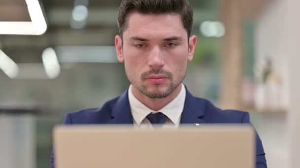 A Laptopon dolgozó fókuszált üzletember közeli képe — Stock videók