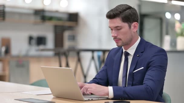 No Sign door Zakenman werkt op Laptop in Office — Stockvideo