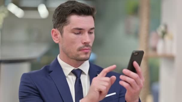 スマートフォンで損失を持つ若いビジネスマンを動揺 — ストック動画