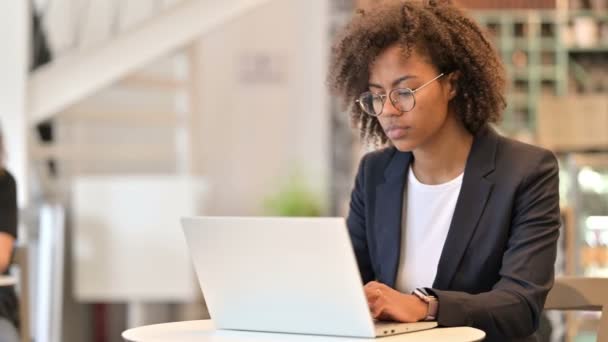 Strata, African Businesswoman reaguje na porażkę na laptopie w Cafe — Wideo stockowe