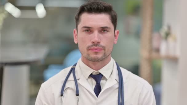 Jovem Médico Masculino dizendo Não com Sinal de dedo — Vídeo de Stock