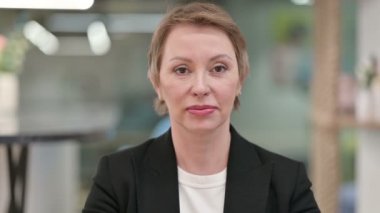 Hayal kırıklığına uğramış iş kadını 