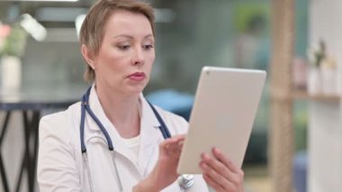 Tablet kullanan Profesyonel Orta Yaşlı Kadın Doktor