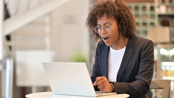 Podekscytowana Afrykańska Bizneswoman świętuje sukces na laptopie w Cafe — Wideo stockowe