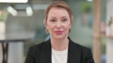 Heyecanlı Yaşlı İş Kadını Başarı Kutlaması