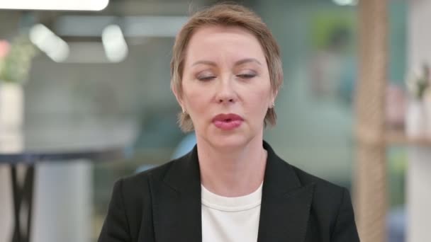 Öksür, hasta iş kadını öksüren — Stok video