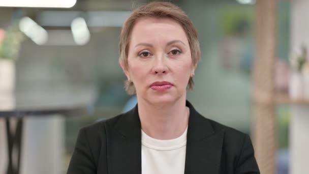 Angry Businesswoman mówi Nie przez wstrząsającą głowę — Wideo stockowe