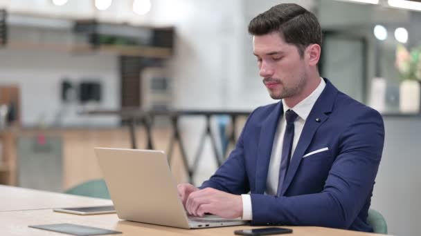 Spännande affärsman firar framgång på laptop i Office — Stockvideo