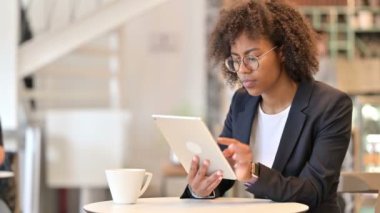 Kafe 'de Tablet kullanan Ciddi Afrikalı Genç İş Kadını 