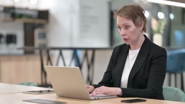 Kayıp, Yaşlı İş Kadını Ofisteki Dizüstü bilgisayarında Hata Yapıyor 