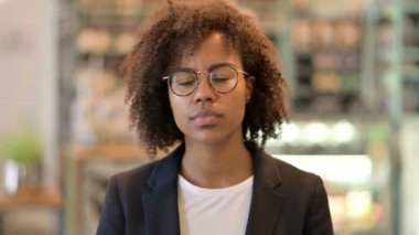 Yorgun Afrikalı İş kadını Baş ağrısı çekiyor