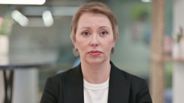 Yaşlı İş Kadını Şok Olmuş, Şaşırmış