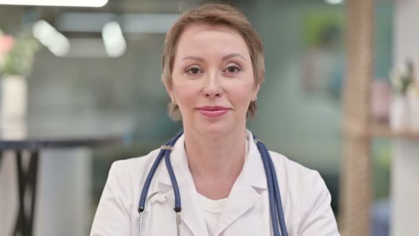 Vidám középkorú női orvos mosolygott a kamerába — Stock videók