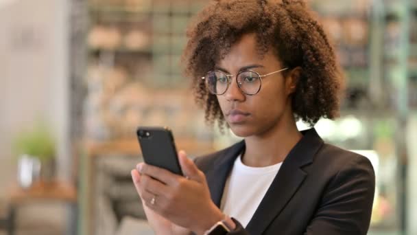 Atractiva empresaria africana usando Smartphone — Vídeos de Stock