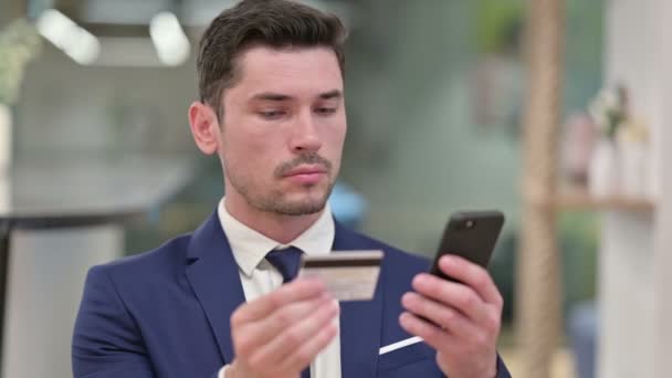 Jeune homme d'affaires faisant le paiement en ligne sur Smartphone — Video