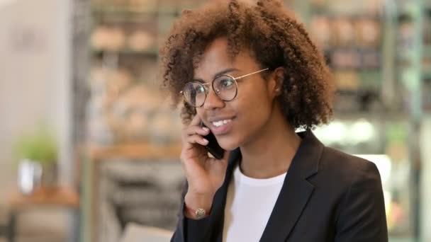 Alegre empresaria africana hablando en Smartphone — Vídeos de Stock