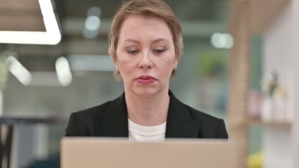 Close up de empresária velha com laptop com dor de cabeça — Vídeo de Stock