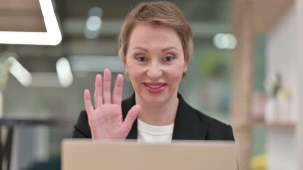 Primo piano della donna d'affari che fa Video Chat sul computer portatile — Video Stock