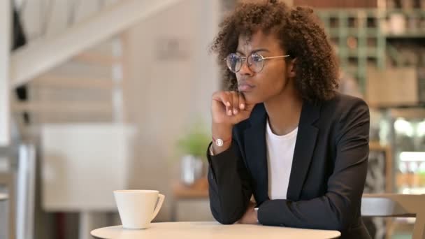 Empresaria africana pensativa bebiendo café y pensando en café — Vídeos de Stock