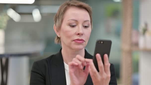 Attrayant Old Businesswoman en utilisant Smartphone — Video