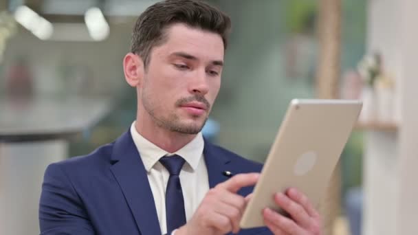 Jovem Empresário atraente usando Tablet Digital — Vídeo de Stock