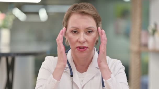 Fáradt középkorú nő orvos, amelynek fejfájás — Stock videók