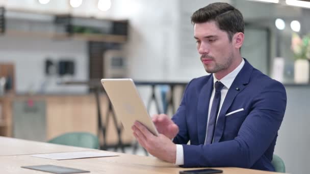 Enttäuschter Geschäftsmann reagiert auf Verlust am Tablet — Stockvideo