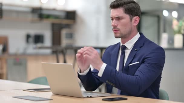 Uomo d'affari stressato con computer portatile che ha mal di testa in ufficio — Video Stock