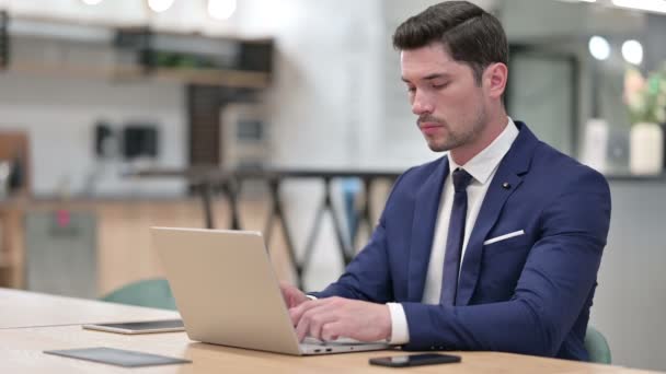 Gericht zakenman werkt op laptop in kantoor — Stockvideo