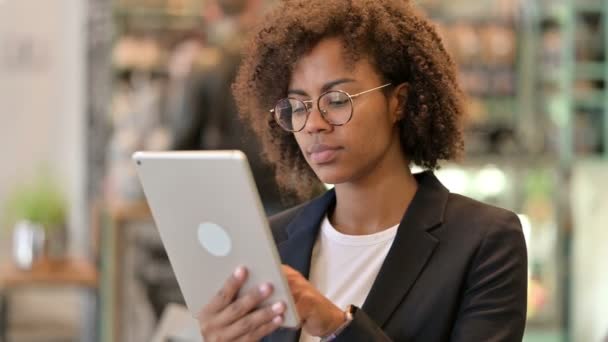 Afrikanska affärskvinna gör Video Call on Digital Tablet — Stockvideo