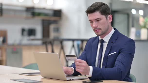 Успех онлайн-платежей на ноутбуке для бизнесмена в офисе — стоковое видео
