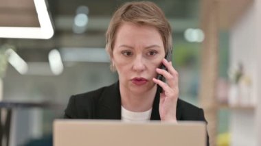 Bilgisayarlı Eski İş Kadını Akıllı Telefonla Konuşurken Kapat 