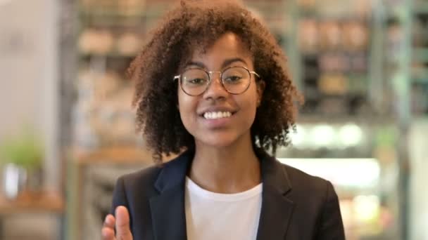 Hermosa mujer de negocios africana haciendo Video Chat — Vídeos de Stock