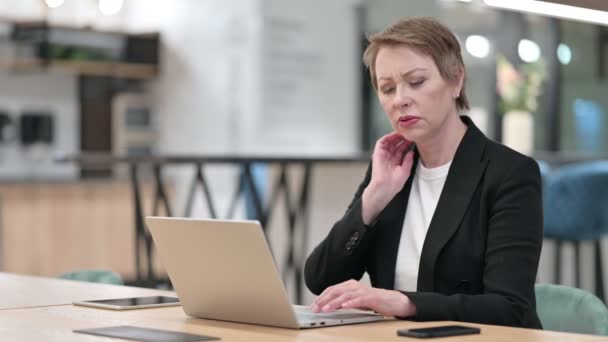 Müde alte Geschäftsfrau mit Nackenschmerzen im Büro — Stockvideo