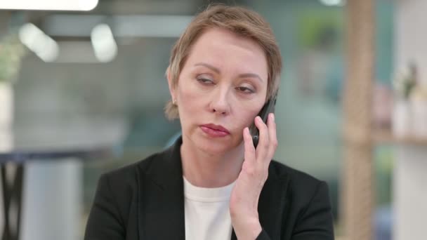 Femme d'affaires joyeuse Parler sur Smartphone — Video