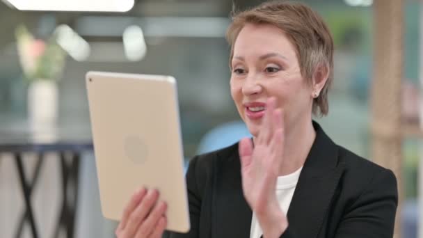 Video hovor od staré podnikatelky na tabletu — Stock video