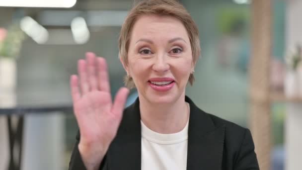 Vonzó Old Businesswoman csinál Video Chat — Stock videók