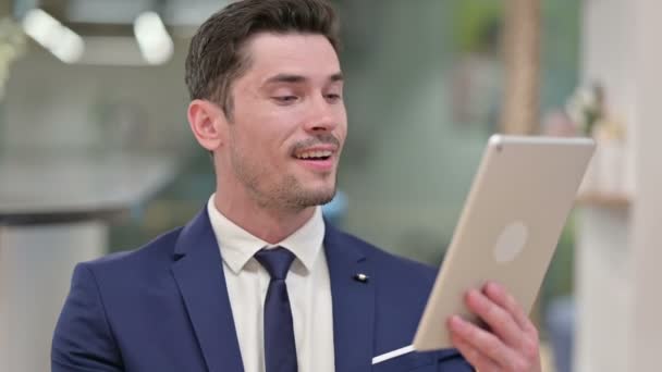 Zakenman doet Video Call op Digital Tablet — Stockvideo