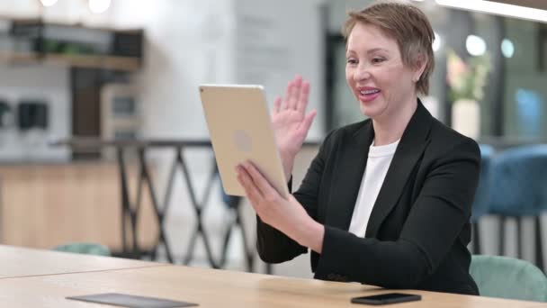 Old Businesswoman doing Video Call on Tablet — Stock Video