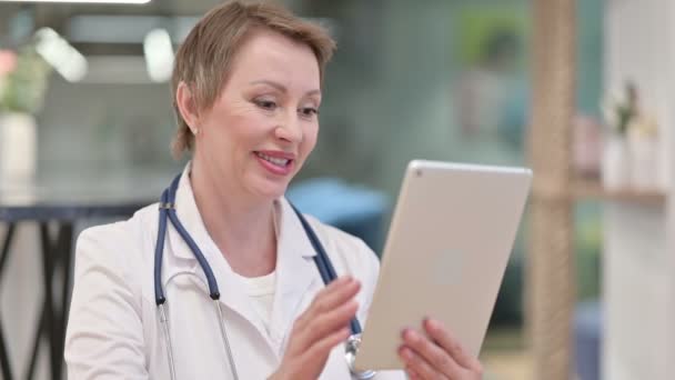 Videollamada por Doctora de mediana edad en Tablet — Vídeos de Stock